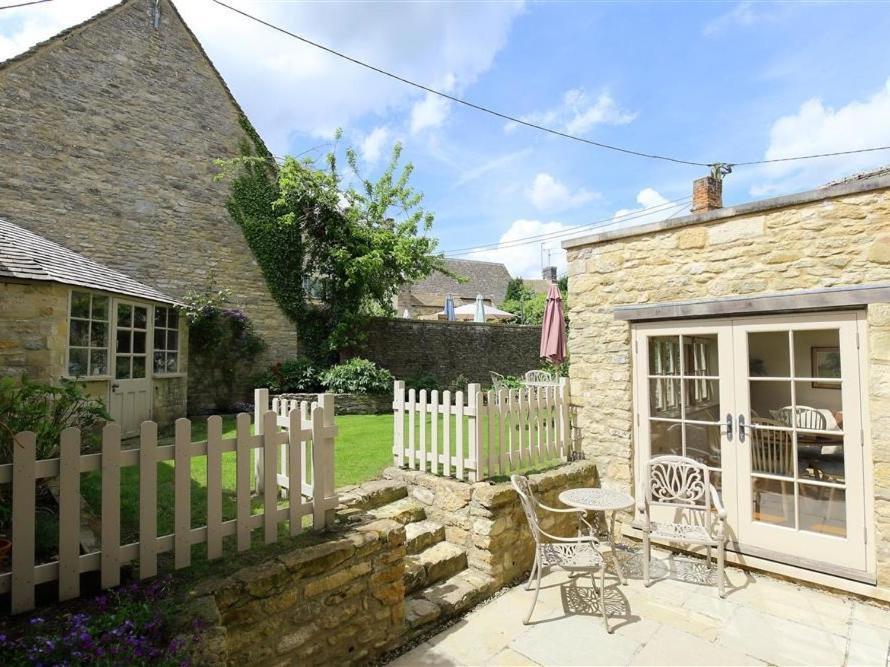 Coach House Burford Villa Exterior photo