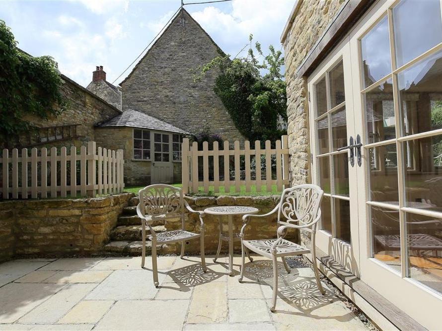 Coach House Burford Villa Exterior photo