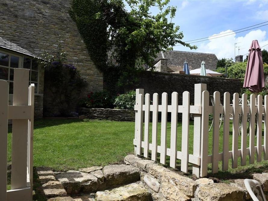 Coach House Burford Villa Exterior photo